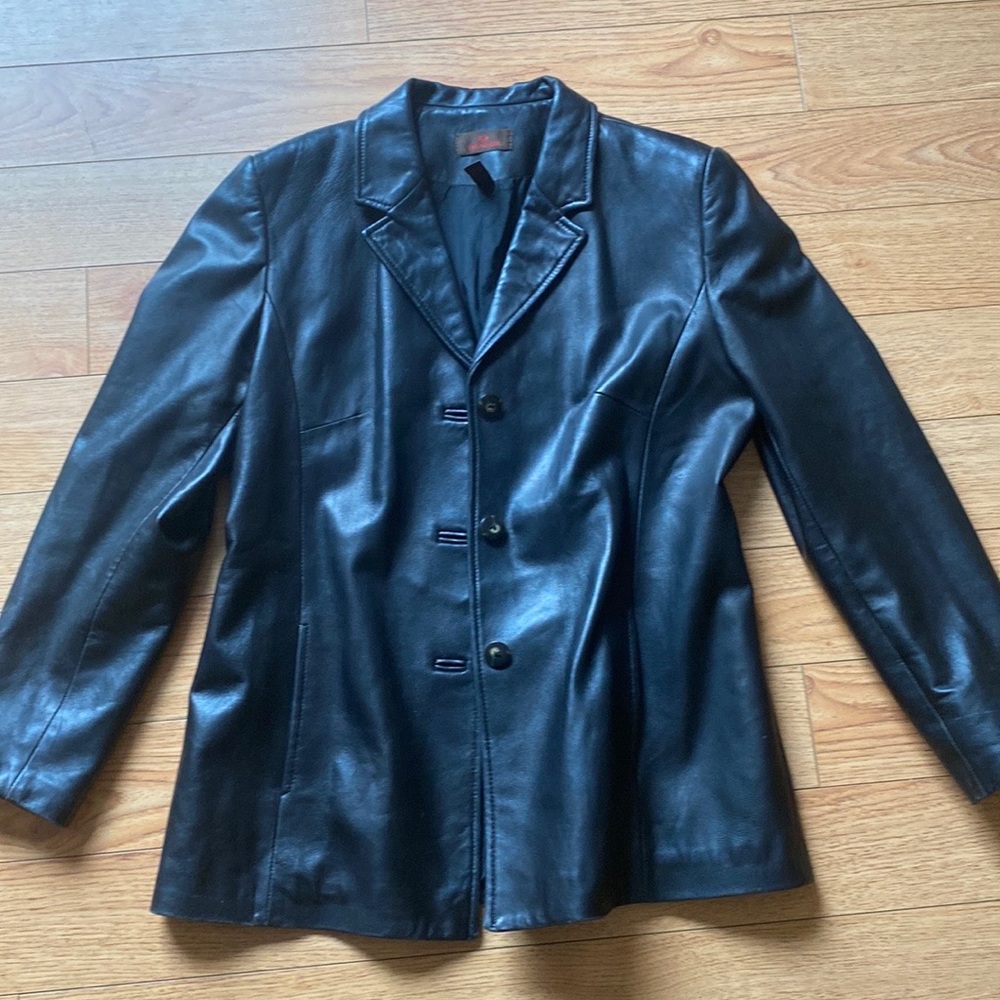 Danier leather jacket with buttons and collar - Picture 3 of 3